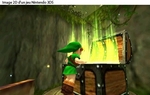 Link ouvrant le coffre de l'épée Kokiri
