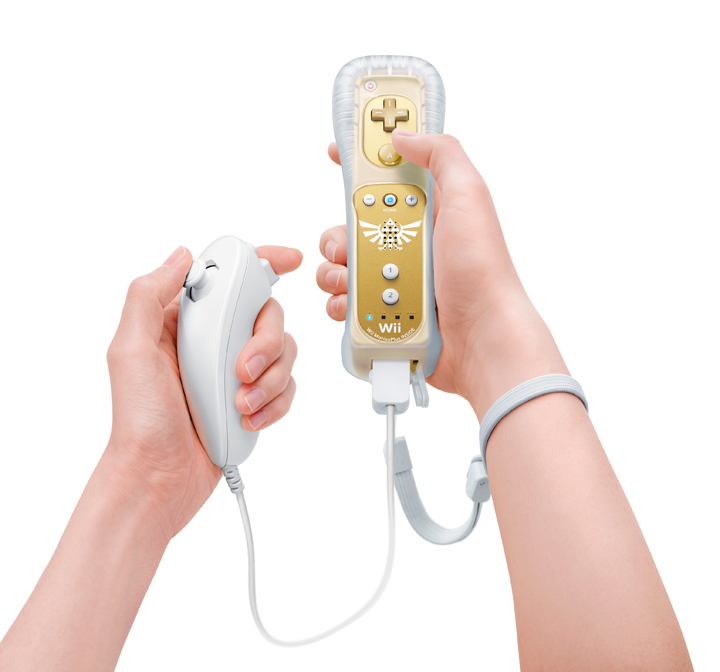 Wiimote dorée et son nunchuck tenue à deux mains (Image diverse - Wiimote dorée - Skyward Sword)