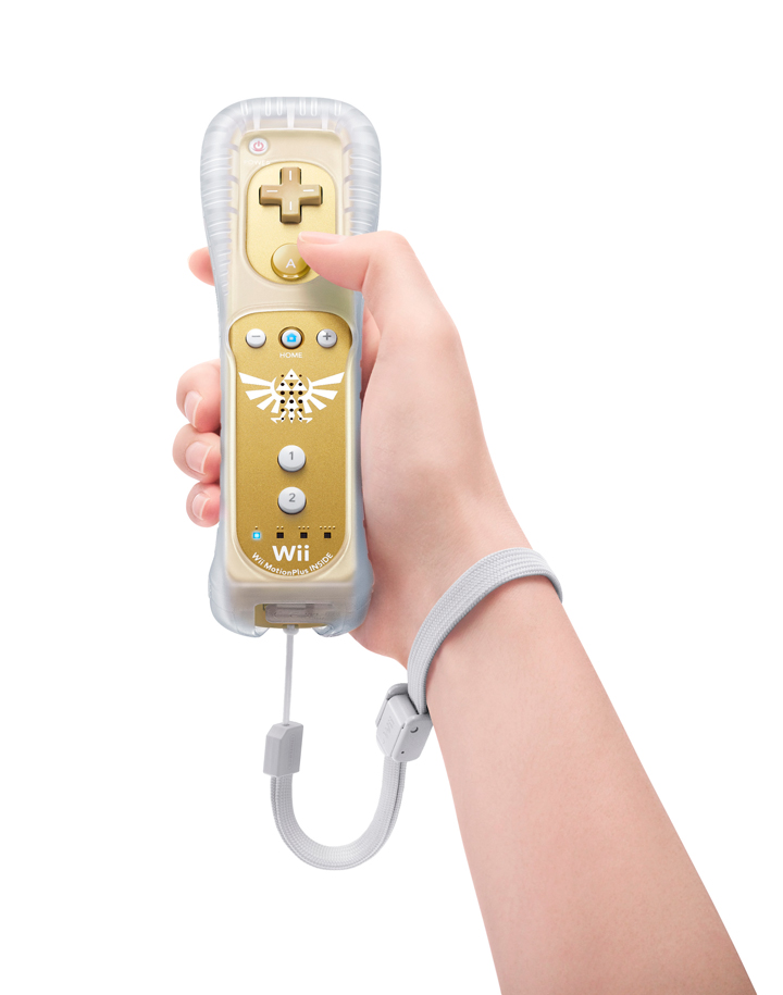 Wiimote dorée tenue dans la main droite (Image diverse - Wiimote dorée - Skyward Sword)
