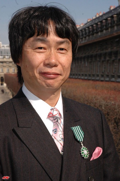 Shigeru Miyamoto Chevalier de l'ordre des Lettres et des Arts en 2006 (photo de Puissance-Nintendo)