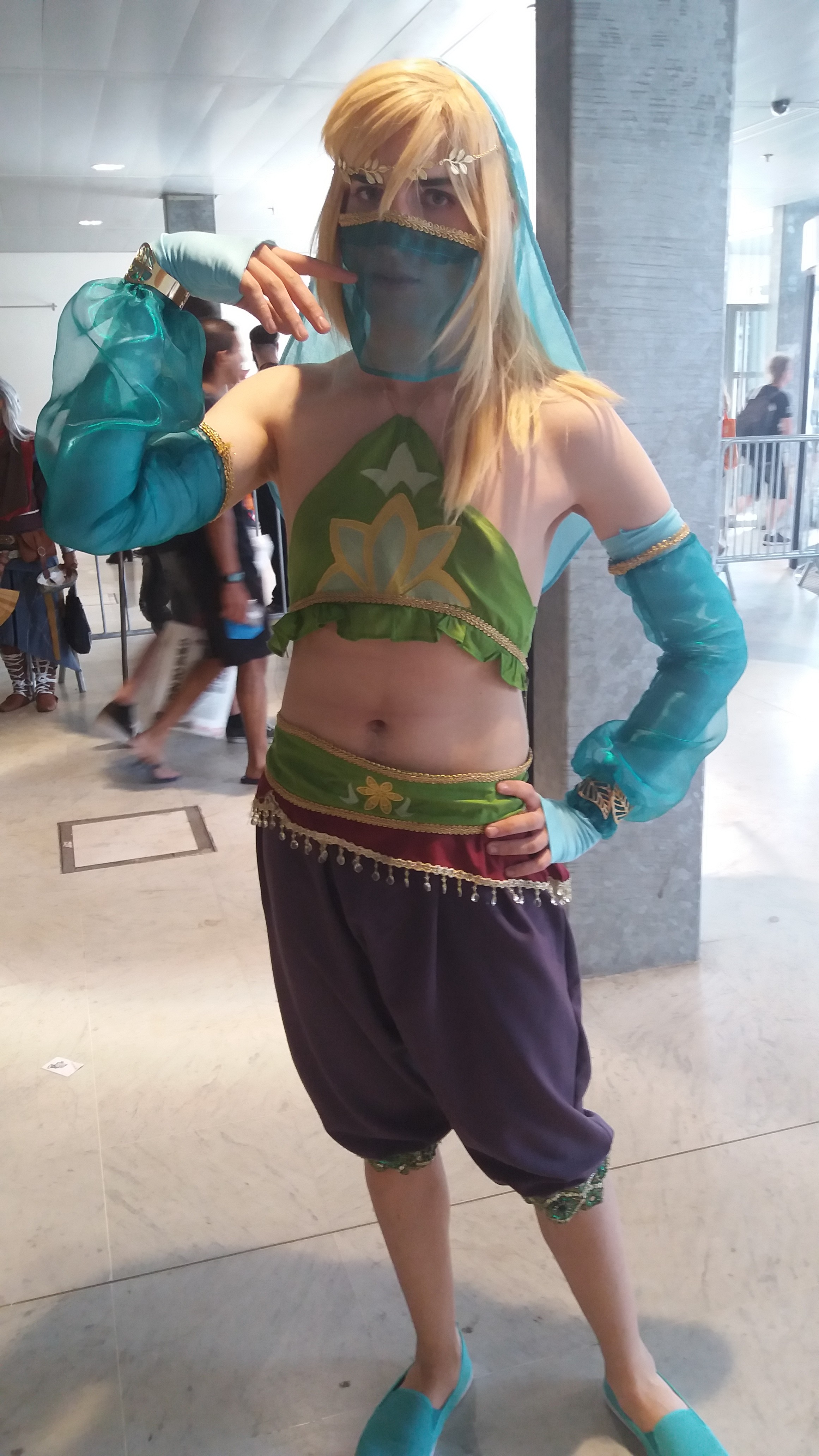 Leygasp en Hylien travesti en Gerudo